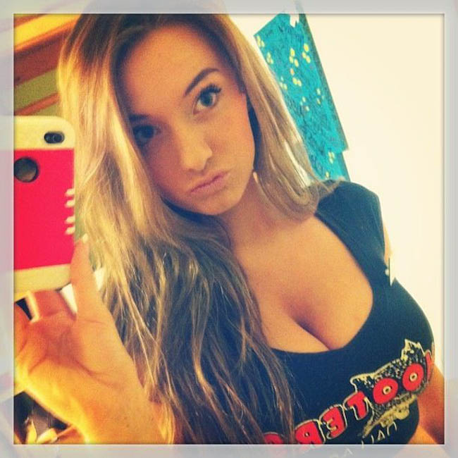 hooters-girls-selfies-23