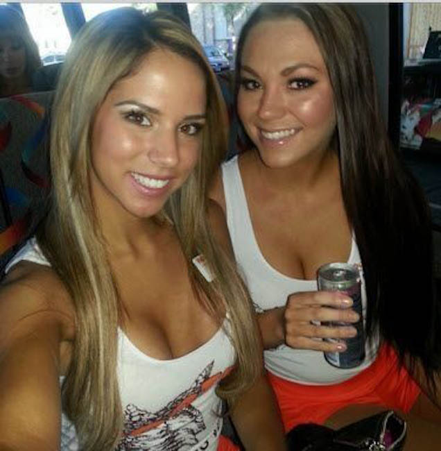 hooters-girls-selfies-27