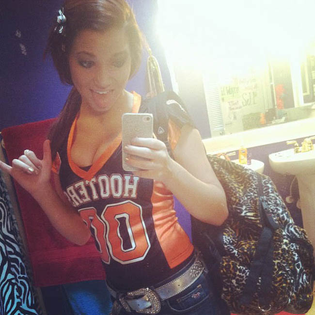 hooters-girls-selfies-33