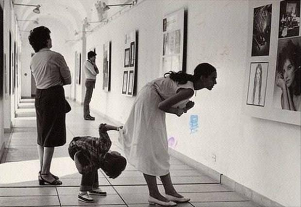 Best-of-2012-pictures-kid-looks-up-woman-dress