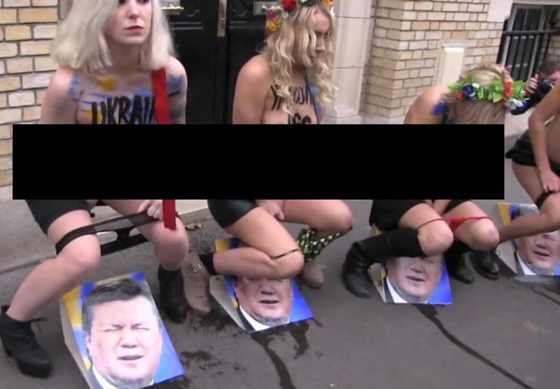 【動画】フランスの街中で美女がおっぱい丸出しで排尿する事件が発生