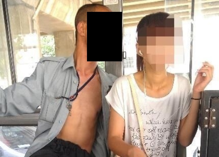【画像】バスで前に座ってる男が隣の女性見ながらオ○ニーしてるんだけど顔がヤバい