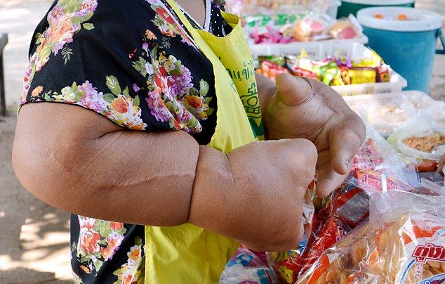 thai_woman_hands_02
