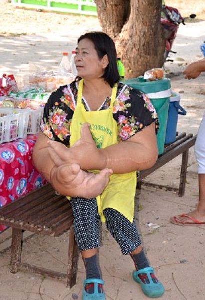 thai_woman_hands_04