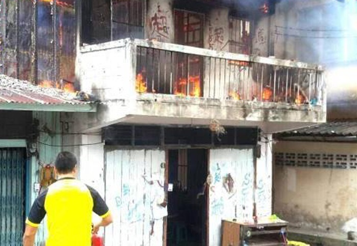 【閲覧注意】火事で焼け焦げた家のベランダに2人・・・