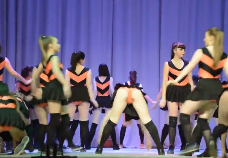 【動画】ロシアの女子高生の「出し物」がエロすぎて話題に