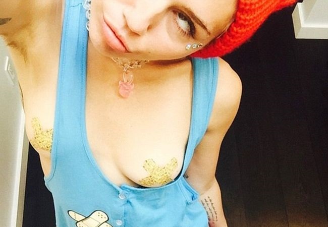 マイリー・サイラスが乳首に絆創膏貼って脇毛まで生えてる…