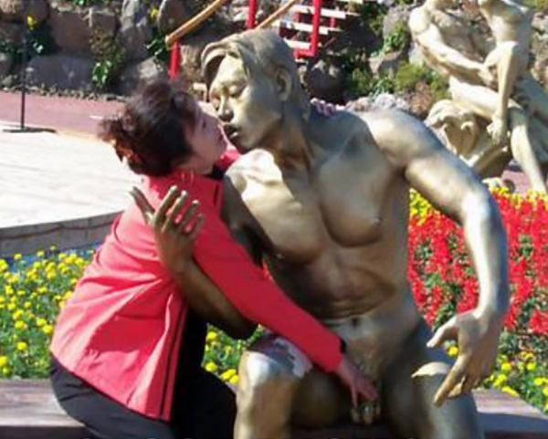 kiss_statue_05
