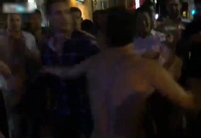 アメリカのケンカ動画が凄い。殴り合いで2人とも失神KOしてる