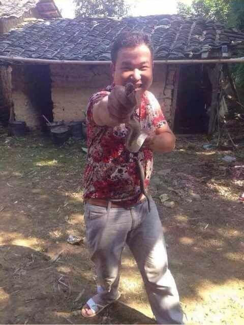 kitaec-pojmal-jadovituju-zmeju_02