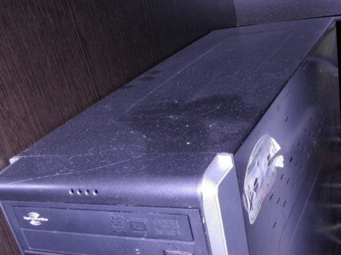 パソコンの調子が悪いので解体してみると、中で生き物が成長していた・・・（画像）