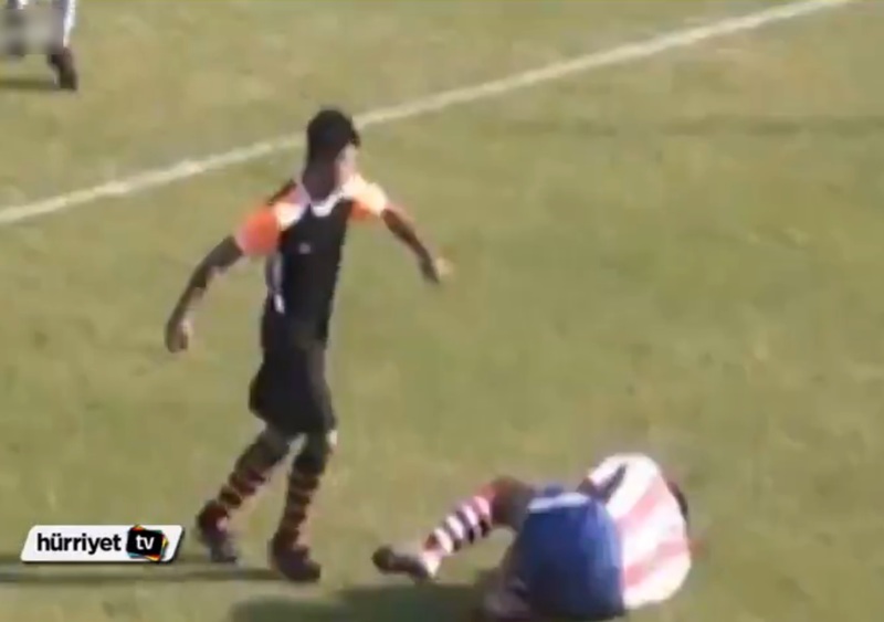 【動画】サッカーの試合で信じられないファウル。レッドカードをもらった選手が報復で…