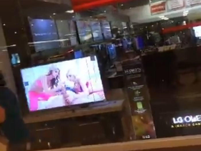 【動画】家電量販店のテレビに物凄いエロ映像が流れてる！