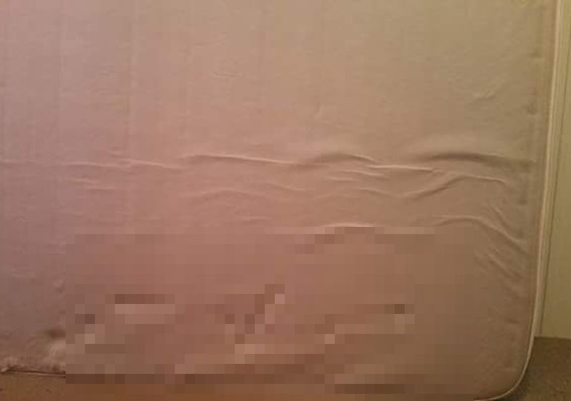 女友達のベッド移動を手伝った ⇒ マットレスの ”裏” を見て、彼女の性癖が分かった…（1枚）