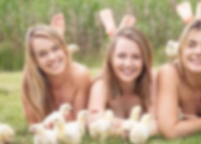 裸の方が売れる！女子大生たちのチャリティカレンダーがエロい