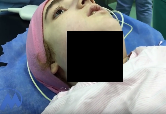 【閲覧注意】嘘やろ？ 女の子の首から・・・（動画）