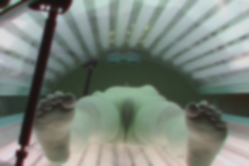 素晴らしい角度。女の子の日焼けサロンの部屋を盗撮した画像がエロい