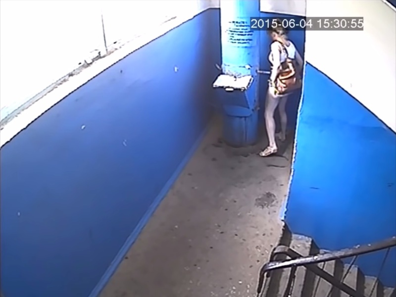 監視カメラに気付かず下着を脱いだ女性。これから何が起こるか