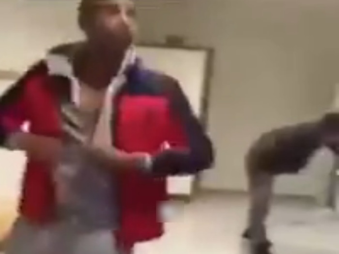 黒人と白人が学校のトイレでケンカした結果・・・（動画）