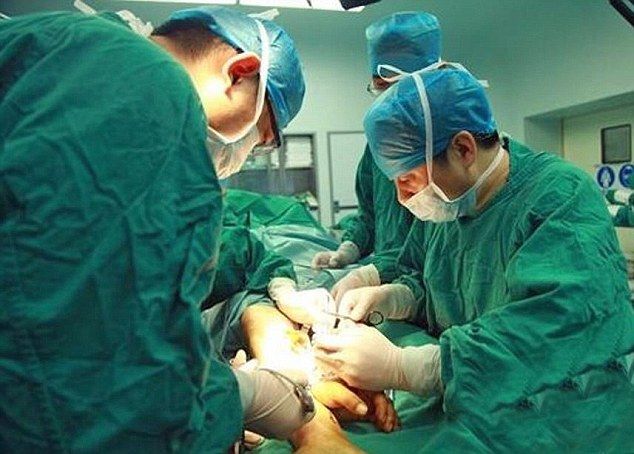 【閲覧注意】手が切断された男の人が運ばれてきました。中国の病院は何をするでしょうか