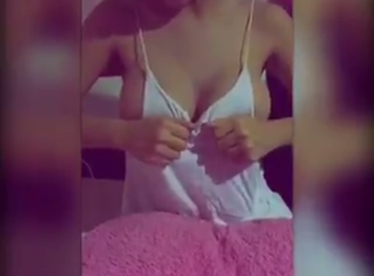 【動画】タイの巨乳美女のおっぱいを、暗闇で照らしたら・・・