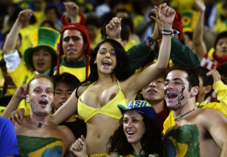 乳首まで見せてくれる海外サッカーの女子サポーターエロすぎだろ・・・（画像） ポッカキット 