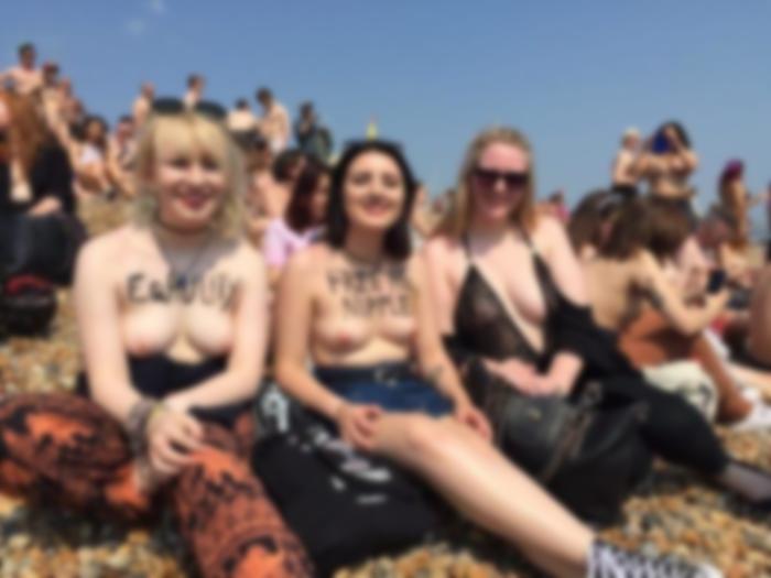 乳首丸出しの女性たちがイギリスの街中に大量に現る・・・これは・・・（画像）