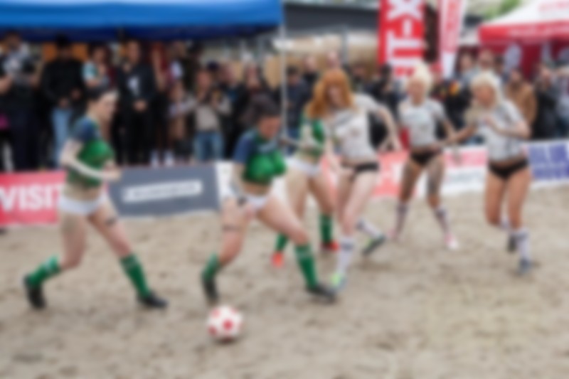 【画像】ユーロ2016の裏でポルノ女優たちの裸サッカー大会・・・