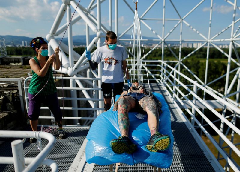 podveshivanie-devushki_07