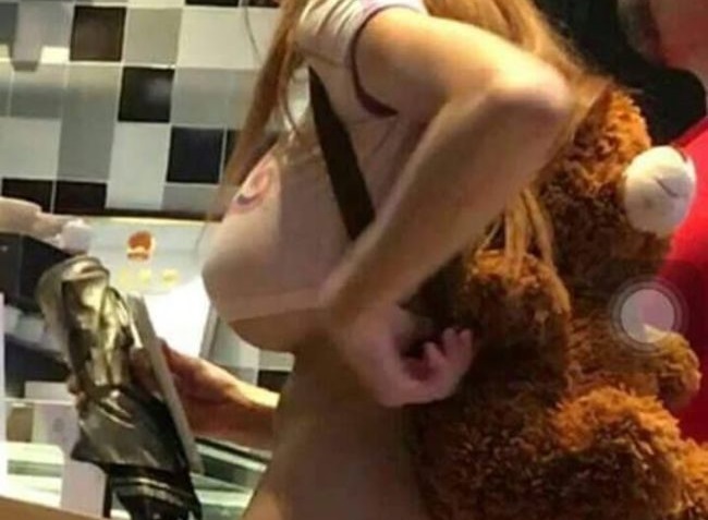 カフェにとんでもなくエロい格好したノーブラ巨乳美女が現る！（画像）