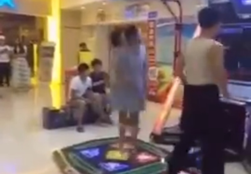 ゲーセンでダンレボやってた女の子のパンティーがずり落ちる恥ずかし映像…