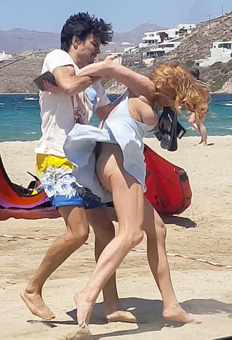 Lindsay-Lohan-Beach-Fight-with-Fiance-Egor-Tarabasov-Candids-2