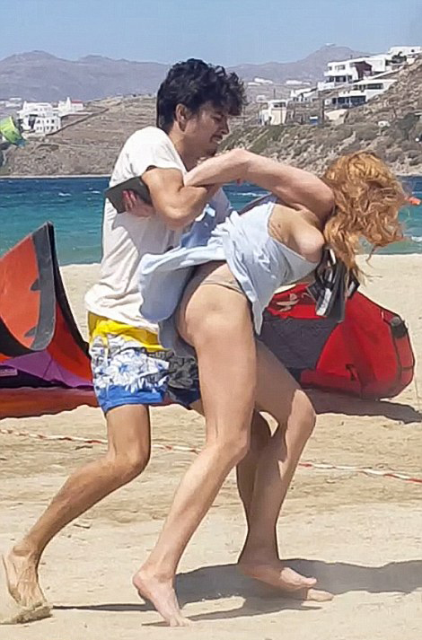 Lindsay-Lohan-Beach-Fight-with-Fiance-Egor-Tarabasov-Candids-3