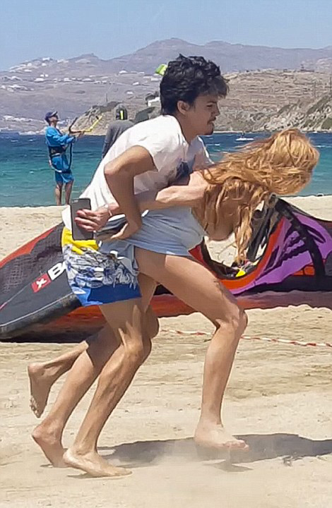 Lindsay-Lohan-Beach-Fight-with-Fiance-Egor-Tarabasov-Candids-4