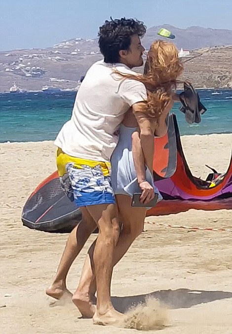 Lindsay-Lohan-Beach-Fight-with-Fiance-Egor-Tarabasov-Candids-6