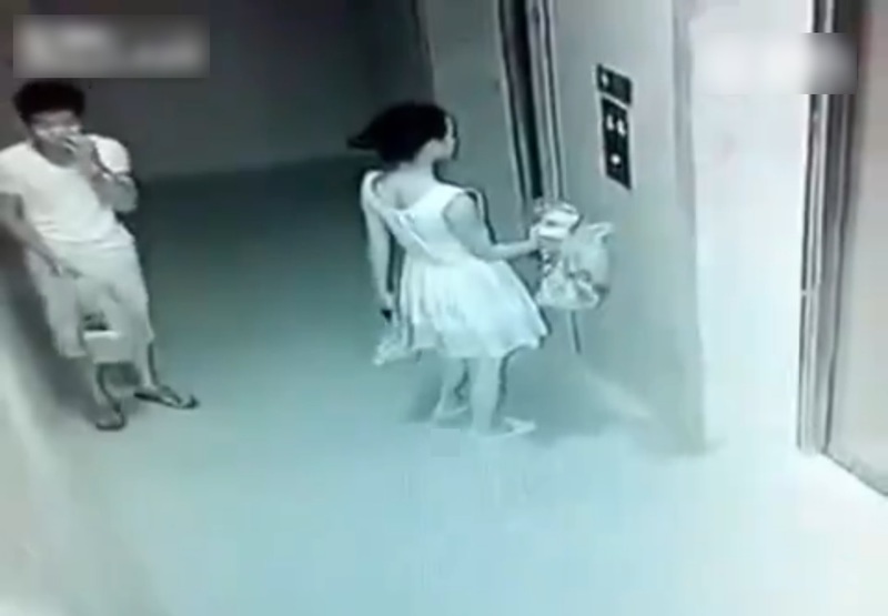 女性器まで触られ・・・頭おかしい男に狙われた女の子の映像をご覧ください