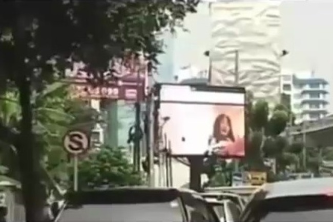 【動画】街の大型ビジョンに思いっきりエロビデオ流れてて話題に