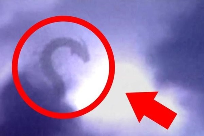 「雷で光った雲の中に、明らかに超巨大な生物がいる…」とあるカメラマンが撮影した映像が話題に