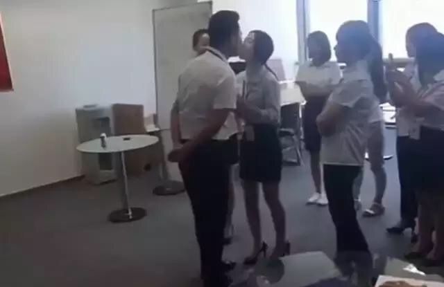 sotrudnicy-celujut-shefa_02