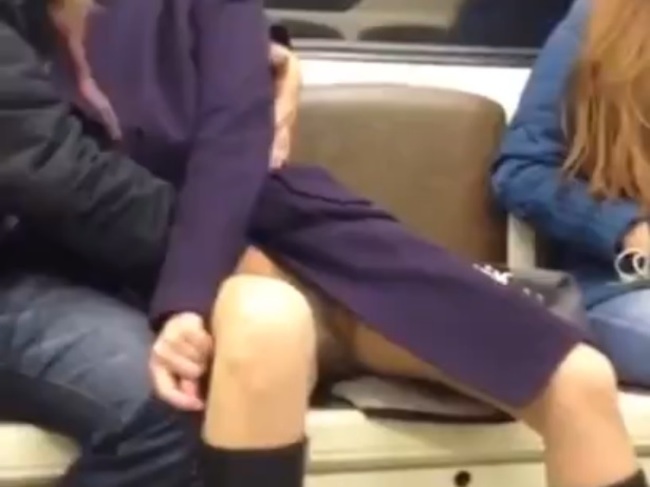 ラブホ行く前に我慢できなくて電車内で「これ」やっちゃうカップル・・・（動画）