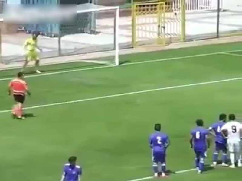 サッカーで ”史上最悪のPK” と言われている映像。これは酷い…