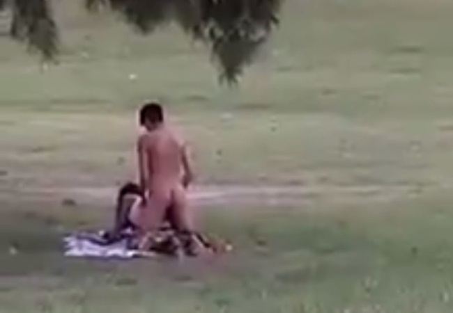 外でセ○クスしてる10代っぽい若いカップルを撮影してたら・・・（動画）