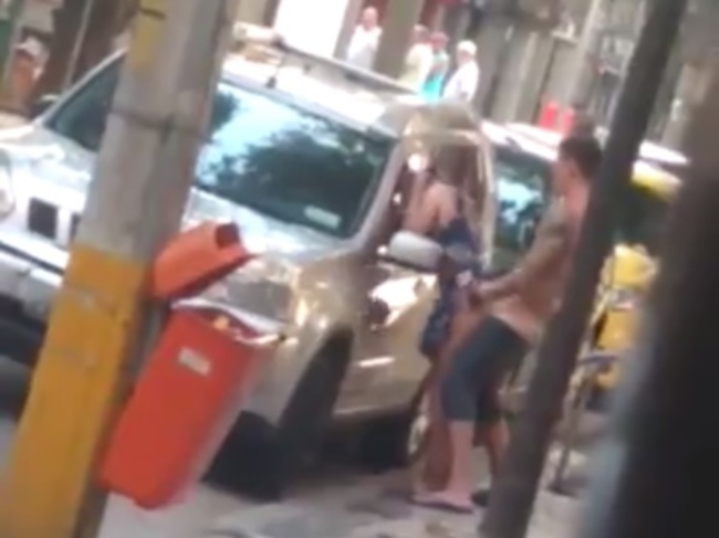街中でセ●クスしてるギャルとヤンキーが撮影される・・・これは酷いわ