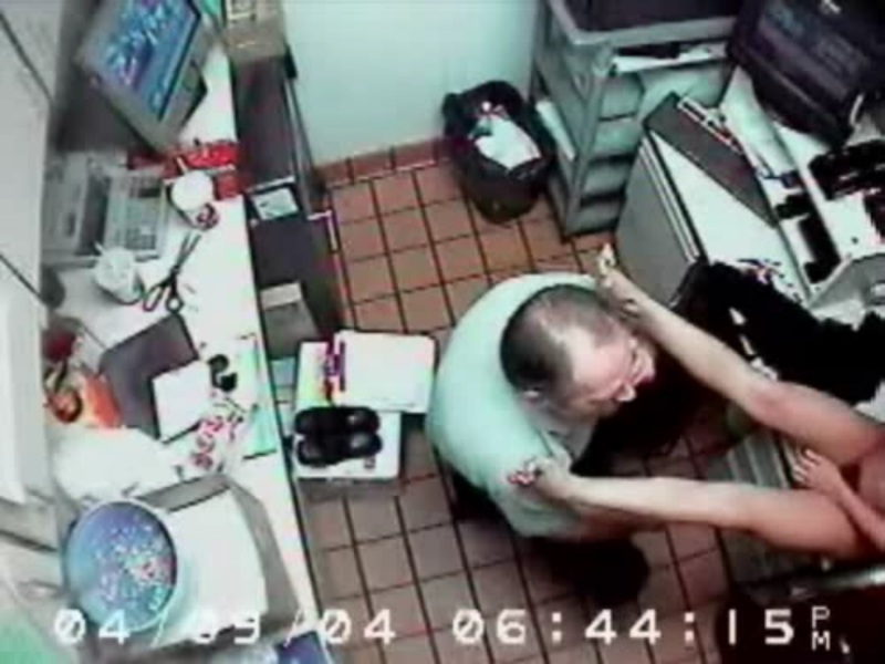 マクドナルドの事務所で１８歳の女の子が全裸にされ、膣に指を入れるという闇が深すぎる事件の動画…