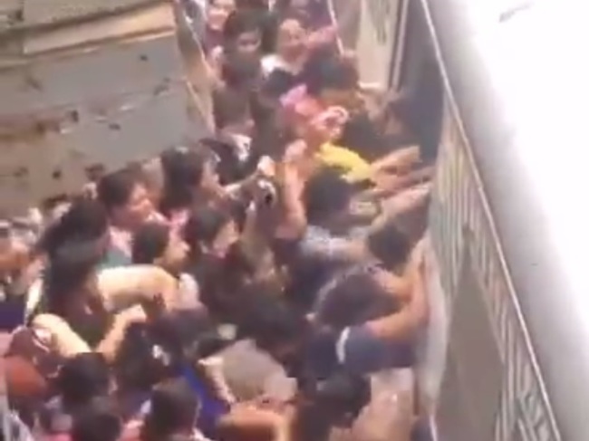 【動画】「これに乗れなかったら痴漢される！」女性専用車両の争いが酷すぎると話題に