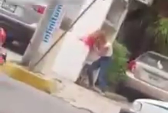 【閲覧注意】精神障害者の女の子、街中でやらかす・・・ (動画)
