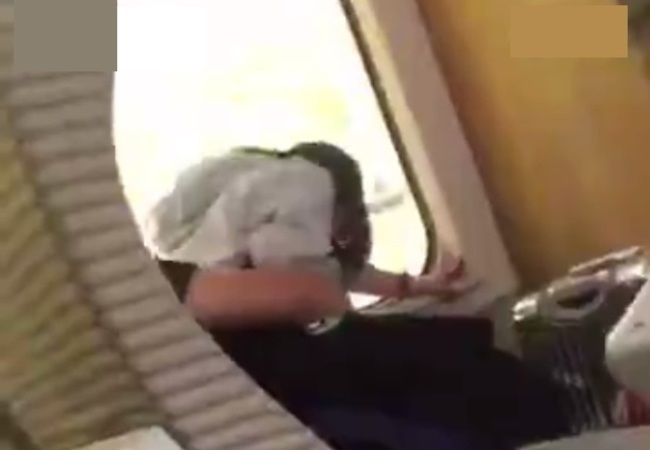 【動画】電車内で思いっきりセ○クスしてるカップルがいるんだけど！