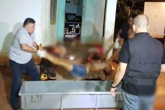 【閲覧注意】１８歳の女の子、大勢の男たちに襲われ、おっぱい丸出しのまま・・・（画像）