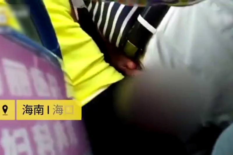 【動画】勃起した性器を女性の股間に押し付けるガチの変態（痴漢野郎）が撮影される…