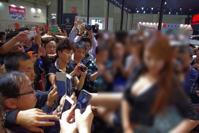 エロ注意。モーターショーに行く男の９割、「この写真」を撮りたい・・・（画像）